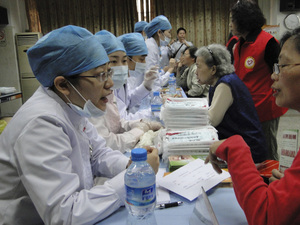 省老年基金会联合广州医学院口腔医院开展“援助‘全口无牙’特困长者”项目，组织医疗队伍进社区为老年